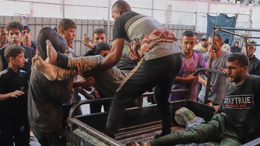 Guerra in Palestina, raid di bombe sulle persone in attesa di ricevere aiuti: oltre cento morti