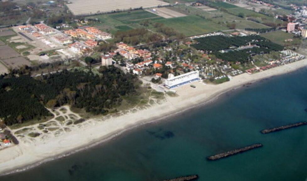 Lido Scacchi, casa da incubo per le vacanze: «Muffa e odore nauseante»