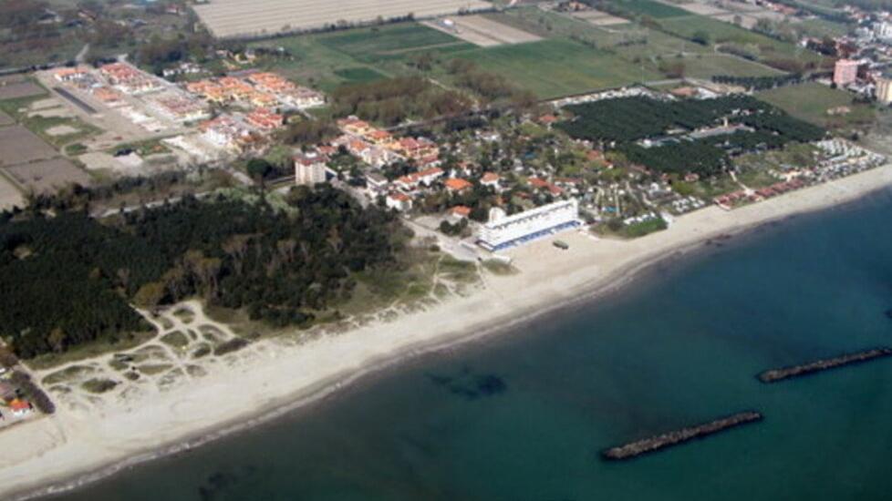 Lido Scacchi, casa da incubo per le vacanze: «Muffa e odore nauseante»