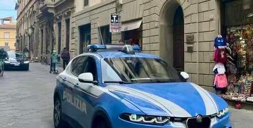 Lucca, commerciante aggredito a calci e pugni in centro città: «Fra,fra..» e poi la violenza