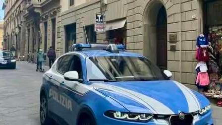 Lucca, commerciante aggredito a calci e pugni in centro città: «Fra,fra..» e poi la violenza