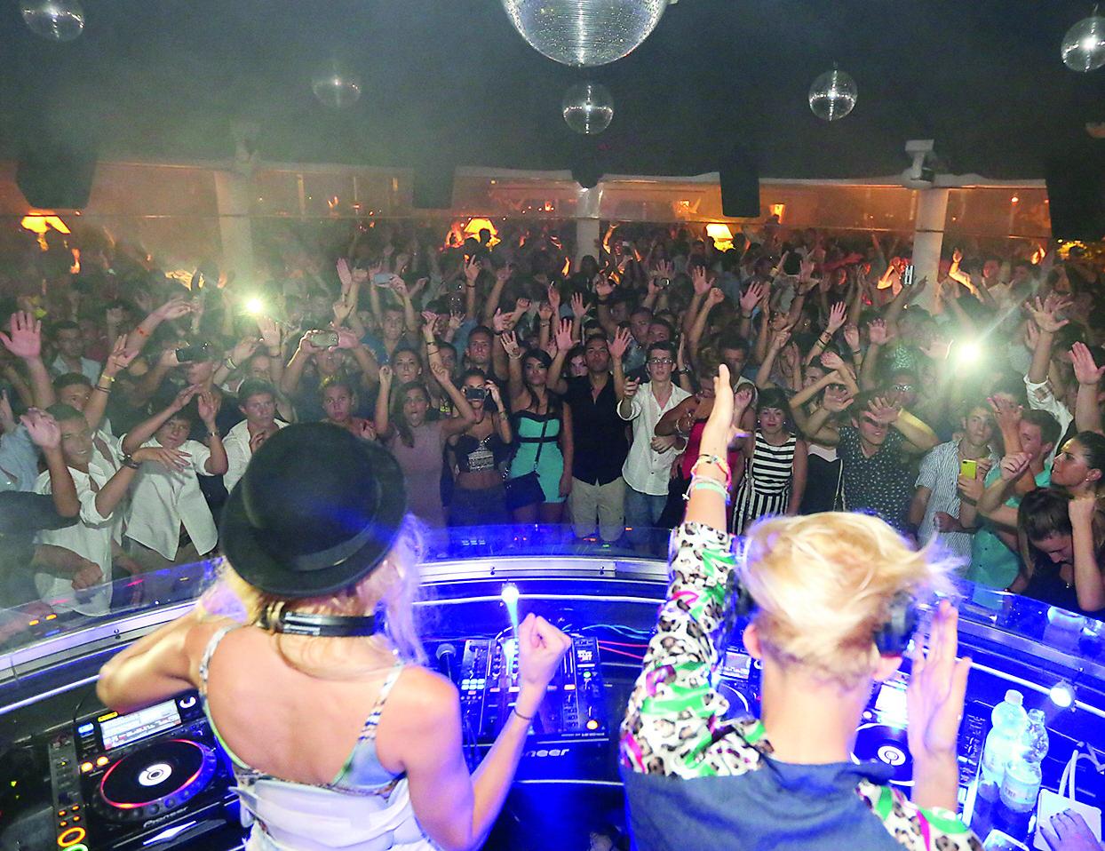 La movida sarda cambia volto tra rave abusivi e bar-discoteche