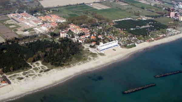 Lido Scacchi, casa da incubo per le vacanze: «Muffa e odore nauseante»