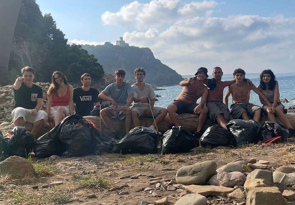 Livorno pulita: ecco i giovani spazzini labronici della costa. «Unitevi a noi»