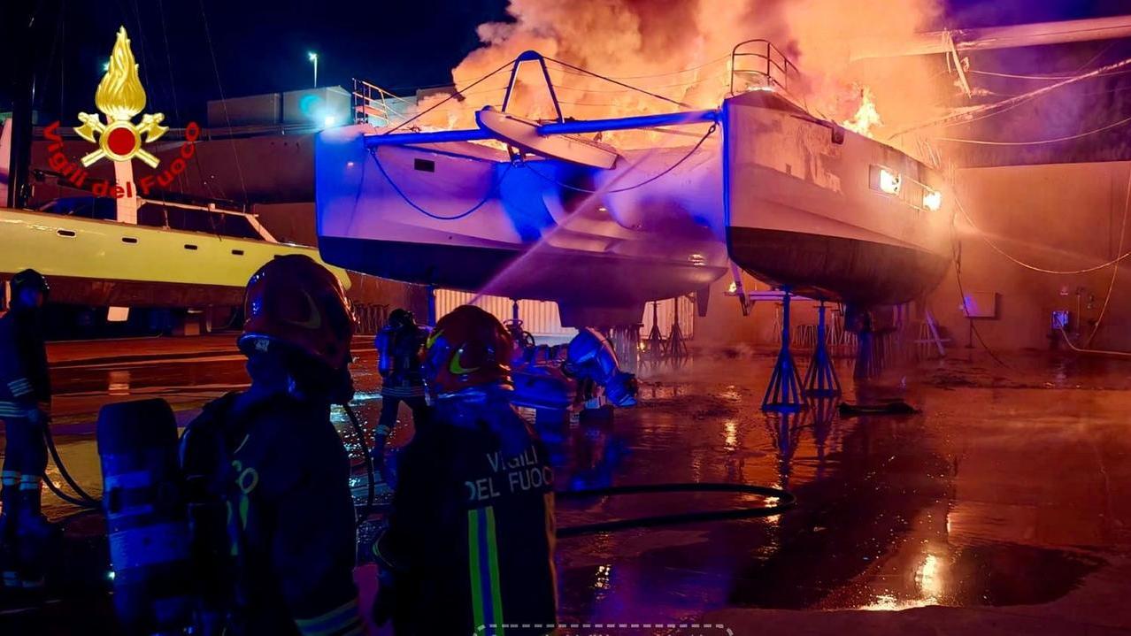 Olbia, notte di fuoco in un cantiere nautico: distrutto un catamarano da 25 metri – VIDEO