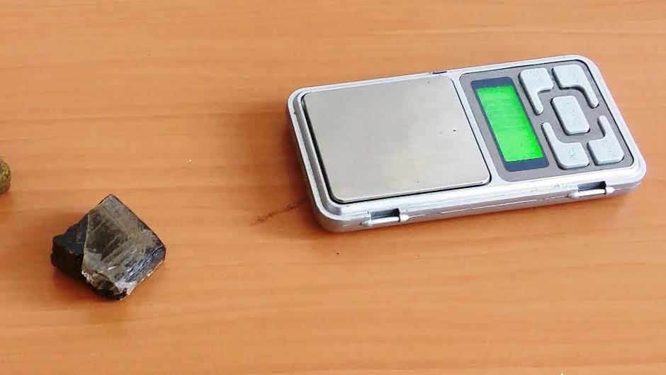 Prato, spacciatore si porta dietro il bilancino e viene arrestato