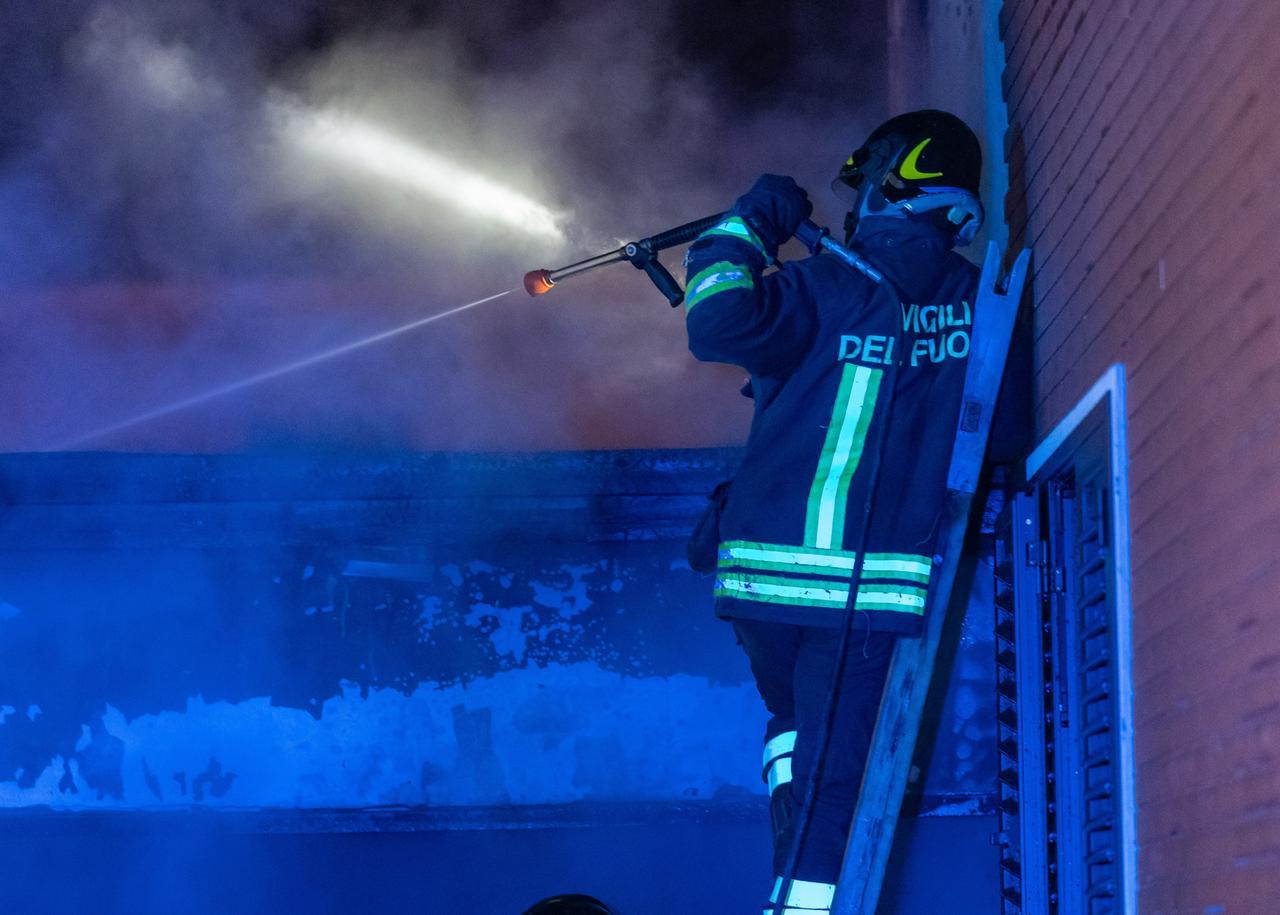 Incendio in casa a Codigoro. Salvata coppia col cane che si era rifugiata in bagno