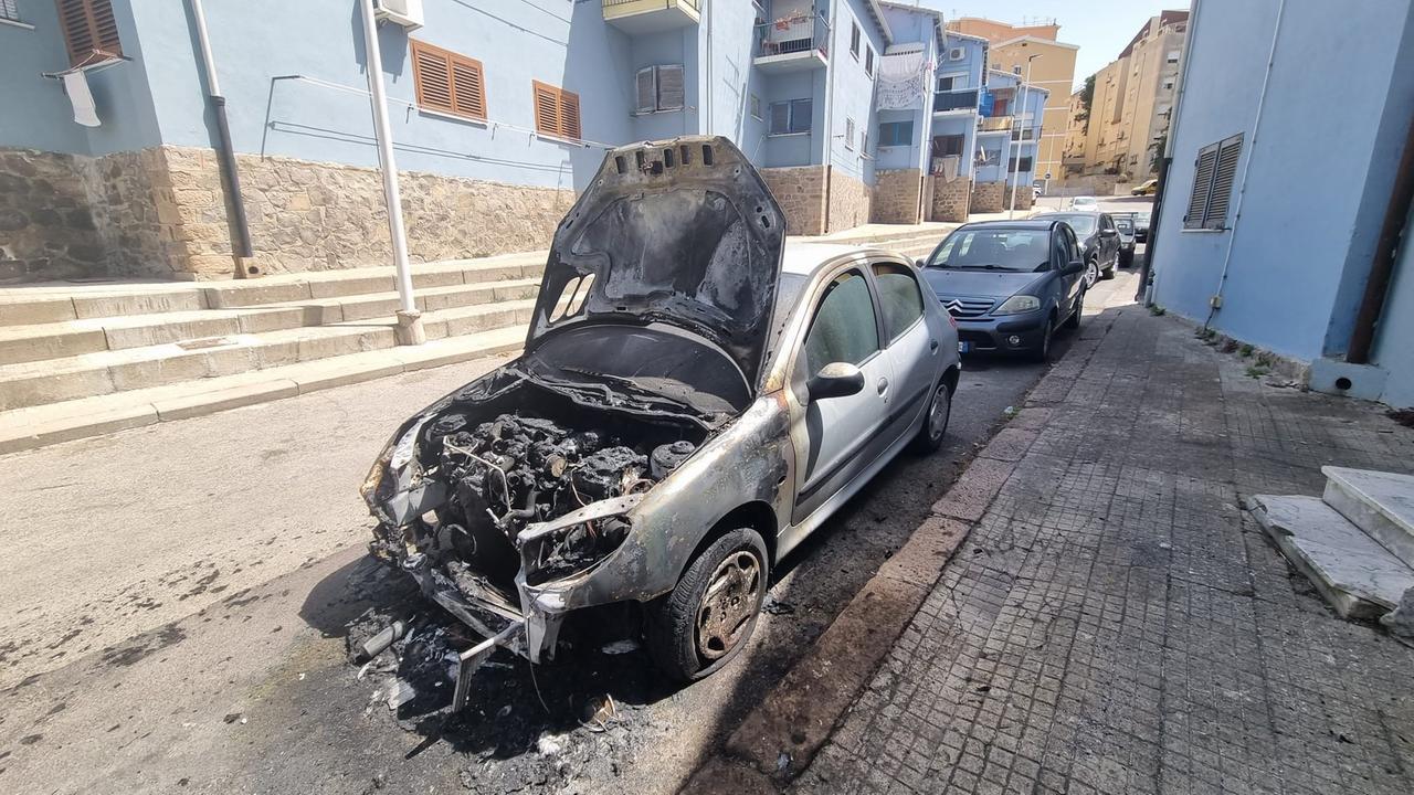 
	La Peugeot incendiata in via Goceano&nbsp;<em><strong> (foto Mauro Chessa)</strong></em>

