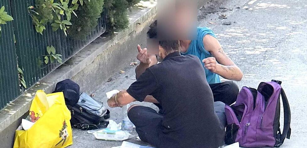 Persone che si scambiano droga in città