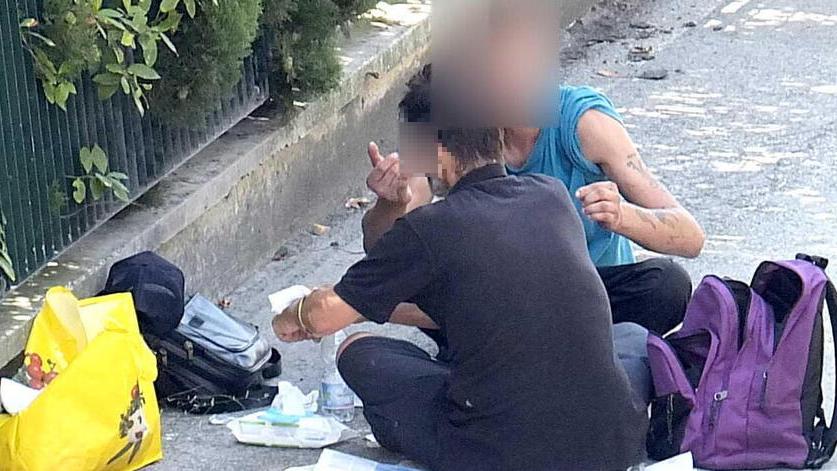 Persone che si scambiano droga in città