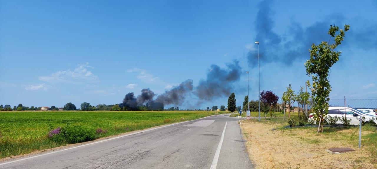 
	L'incendio (foto Osservatorio Civico "Ora tocca a noi")

