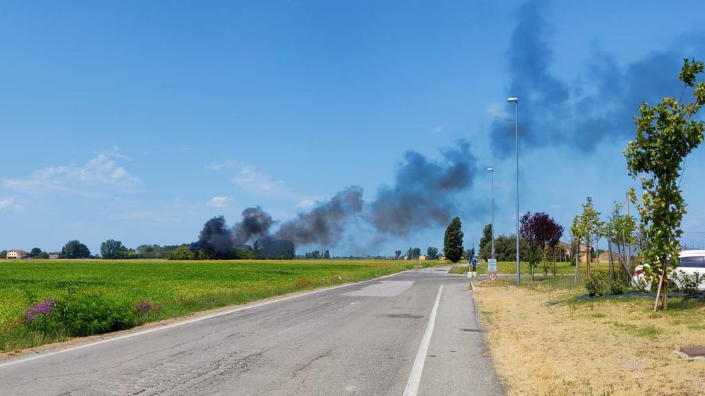 L'incendio (foto Osservatorio Civico "Ora tocca a noi")