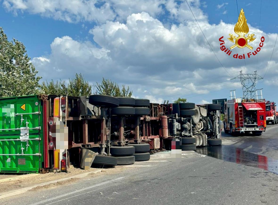 Incidente a Santa Croce sull’Arno, camion si ribalta sulla strada provinciale 64 – Lavori fino a notte