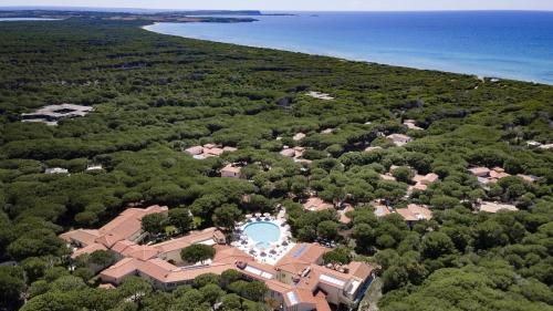 «Nudisti e sesso in spiaggia e in pineta» Is Arenas a luci rosse e scoppia la protesta