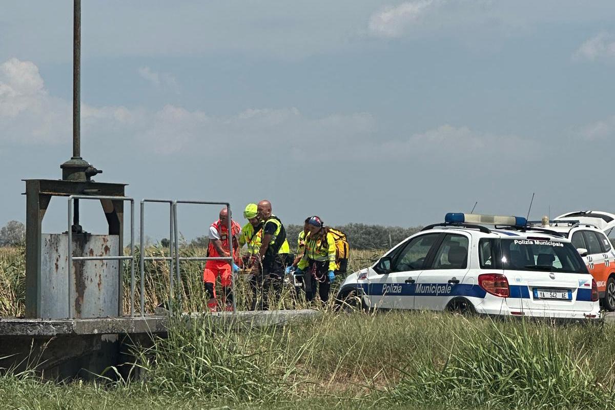San Giovanni, perde il controllo dell’auto e si schiantano sulla Luigia