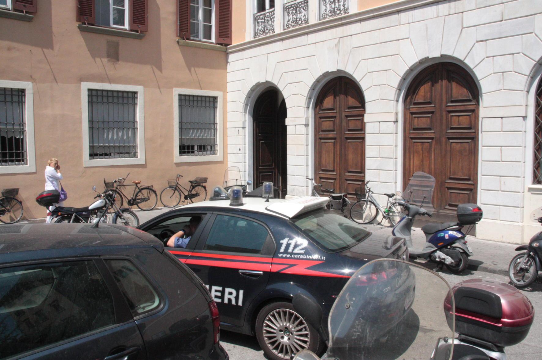Una pattuglia dei carabinieri in piazza del Municipio (foto d'archivio)