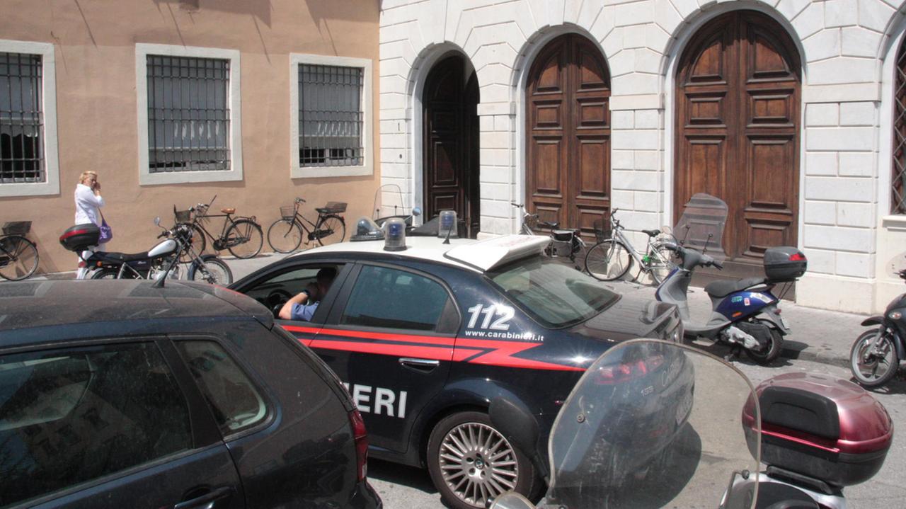 Una pattuglia dei carabinieri in piazza del Municipio (foto d'archivio)