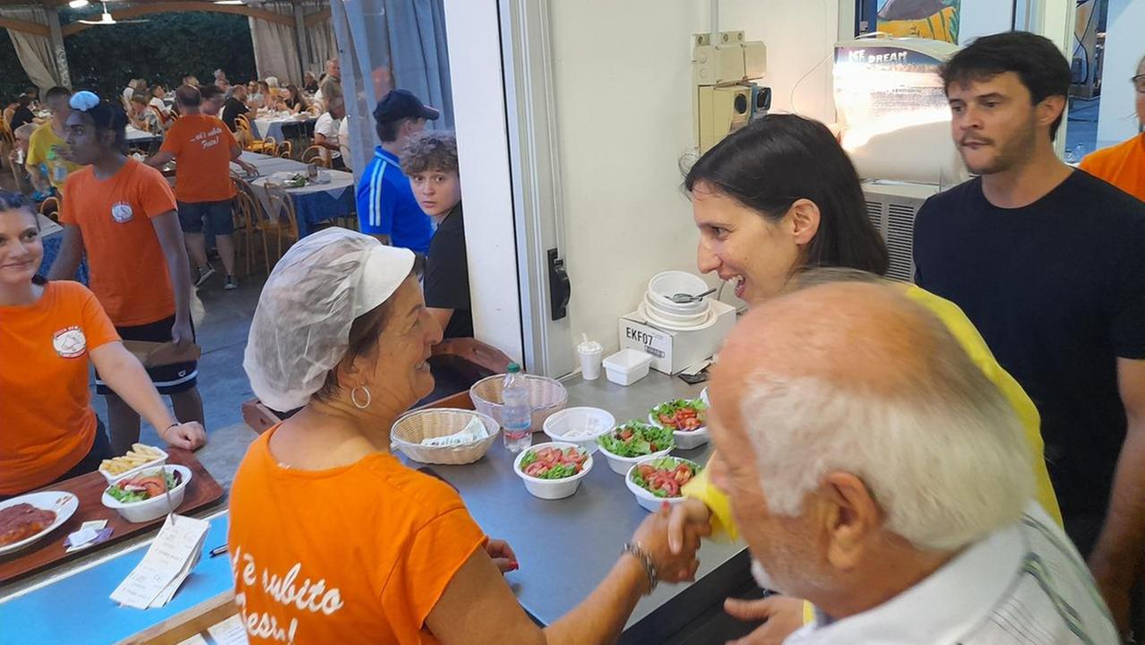 Pd Elly Schlein a Sant’Ilario: «Meloni deve avere il coraggio di dire al suo amico Trump che sui dazi si sbaglia»