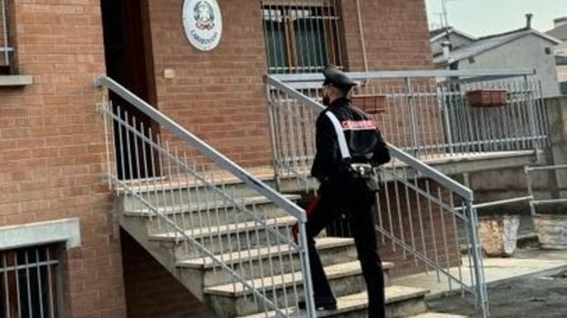 Si rifiuta di dargli un passaggio in auto, lo prende a calci e pugni