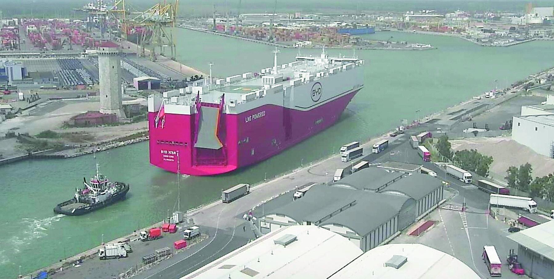 Sbarco record a Livorno, la cinese BYD porta 2.350 auto elettriche e apre la via del futuro