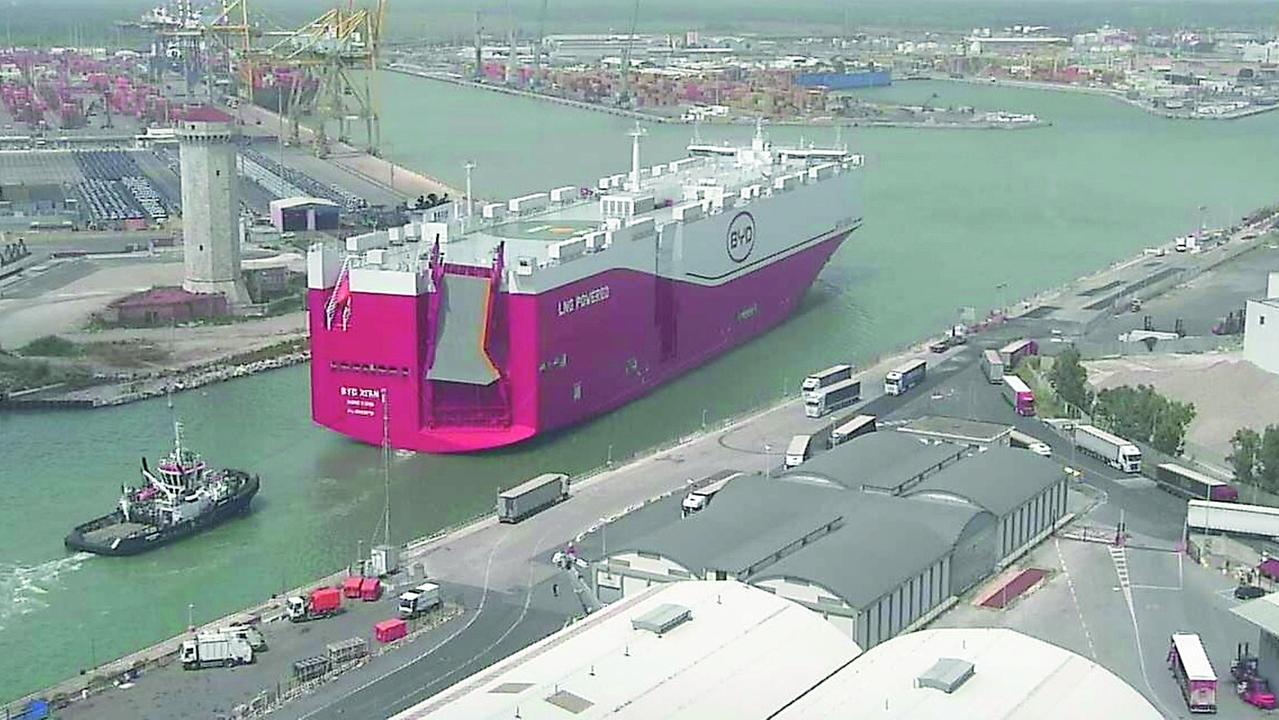 Sbarco record a Livorno, la cinese BYD porta 2.350 auto elettriche e apre la via del futuro
