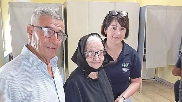Nuoro, anche una nonnina di 104 anni al voto al Consorzio di bonifica