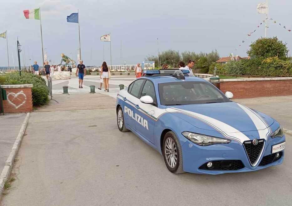 Versilia sotto pressione, la denuncia: «Troppe scorte ai politici, agenti sottratti al territorio»