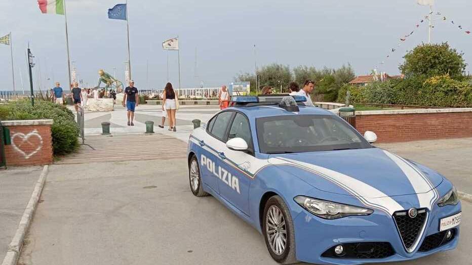 Versilia sotto pressione, la denuncia: «Troppe scorte ai politici, agenti sottratti al territorio»