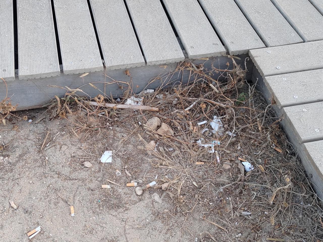 I fumatori deturpano la passeggiata del belvedere: per terra decine di mozziconi