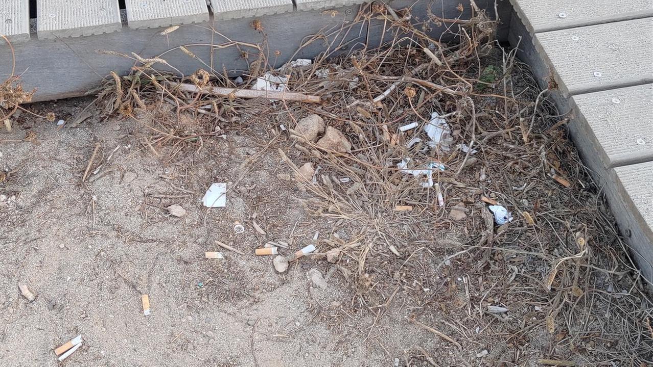 I fumatori deturpano la passeggiata del belvedere: per terra decine di mozziconi