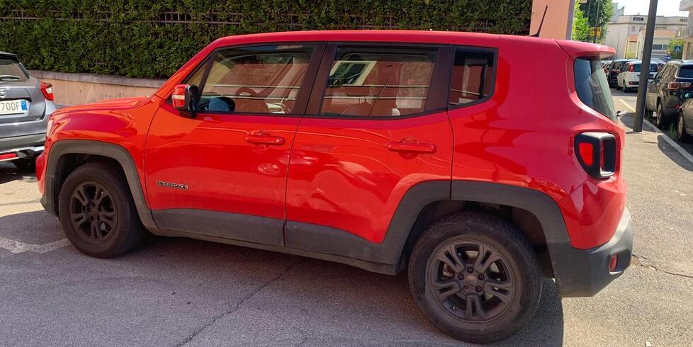 Grosseto, si infila nelle auto per masturbarsi: il caso del preservativo usato non è l’unico