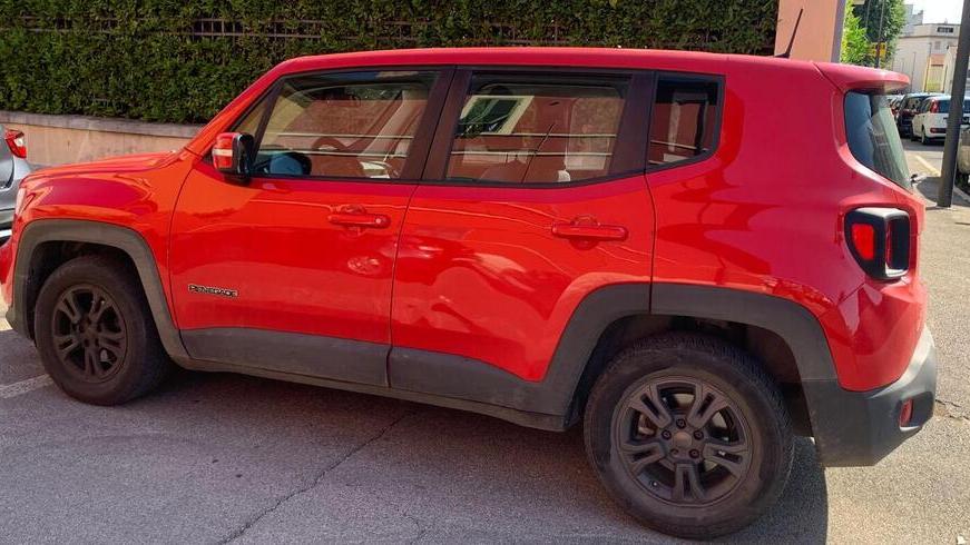 Grosseto, si infila nelle auto per masturbarsi: il caso del preservativo usato non è l’unico