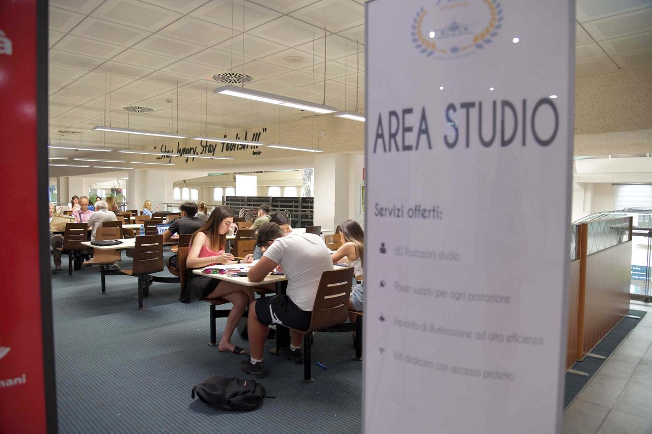 Cervelli in fuga dalla Sardegna, il grido d’allarme della Cna: «Laureati senza lavoro costretti a emigrare»