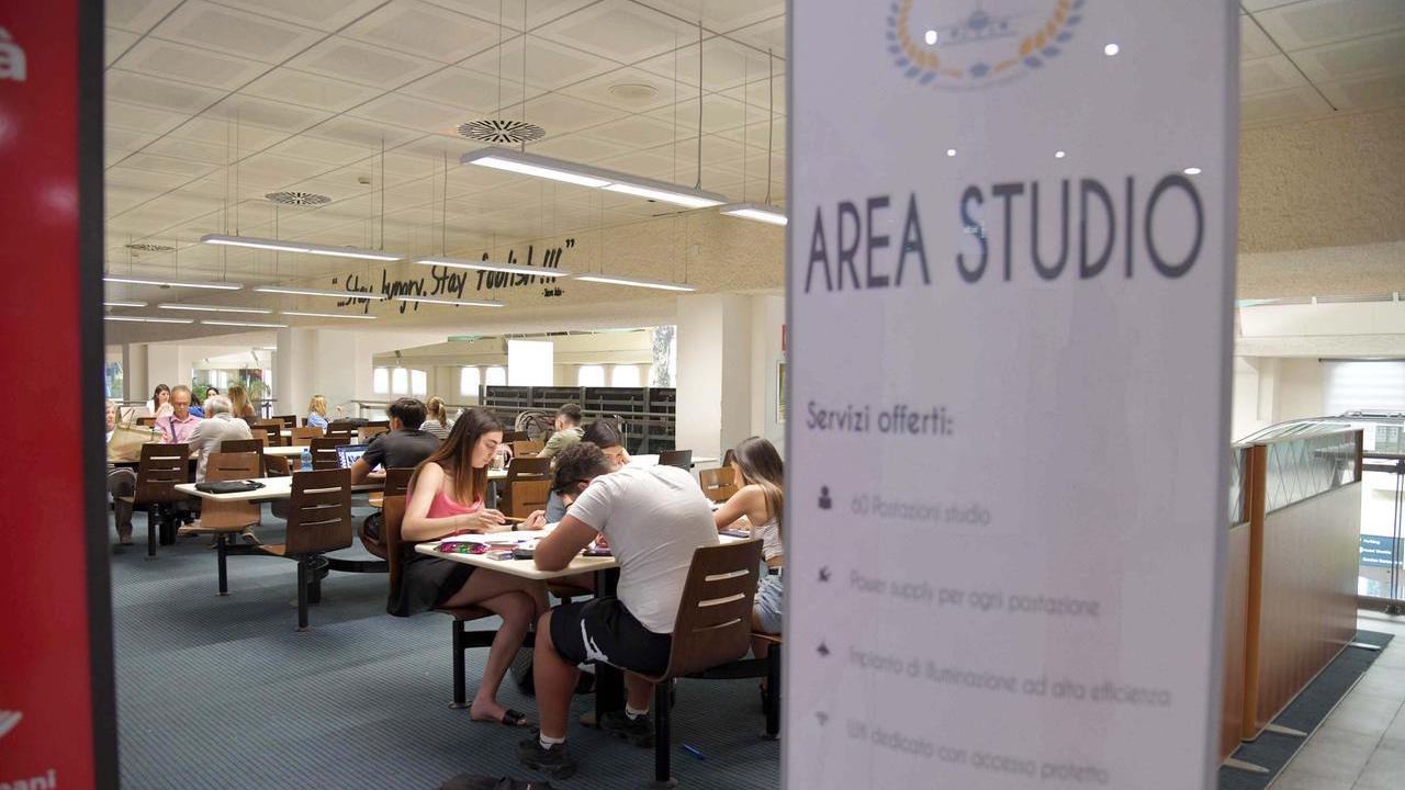 Cervelli in fuga dalla Sardegna, il grido d’allarme della Cna: «Laureati senza lavoro costretti a emigrare»