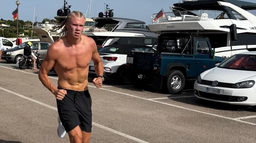 Erling Haaland fa jogging a Porto Cervo