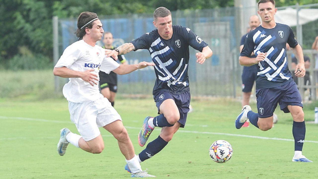 Carboni in azione nell'amichevole col Ponsacco (Foto di Paolo Nucci)