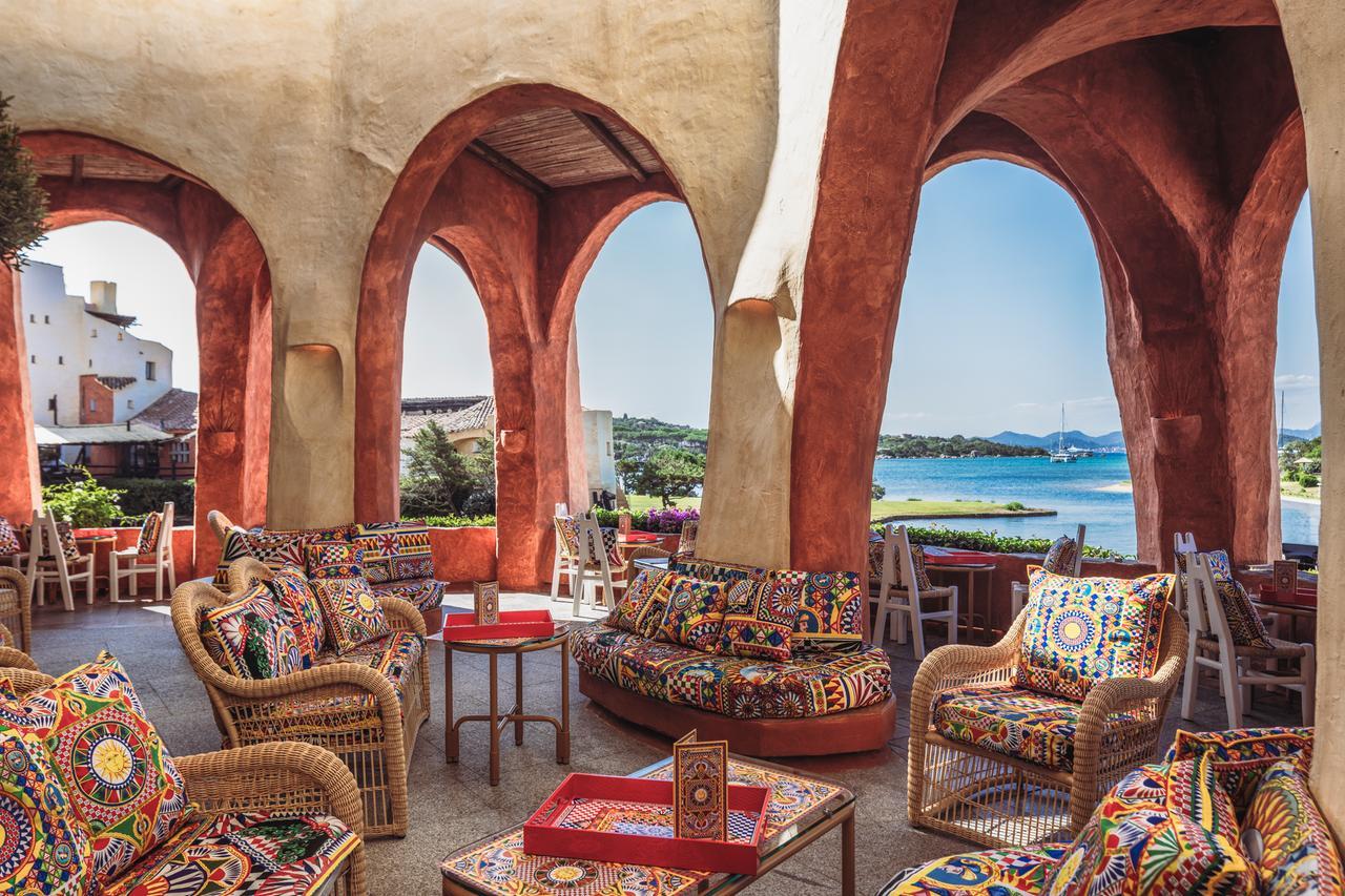Dolce&Gabbana colora l’estate del Cala di Volpe: arte e creatività vanno in scena in piscina
