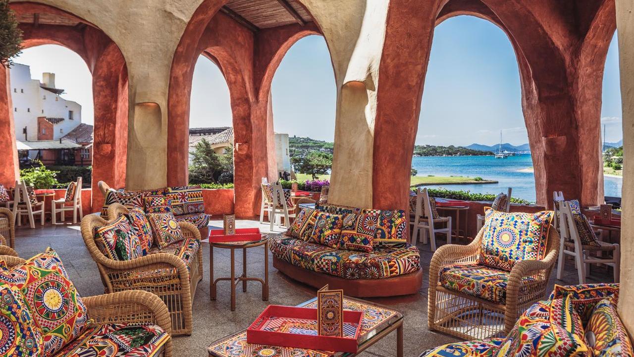 Dolce&Gabbana colora l’estate del Cala di Volpe: arte e creatività vanno in scena in piscina