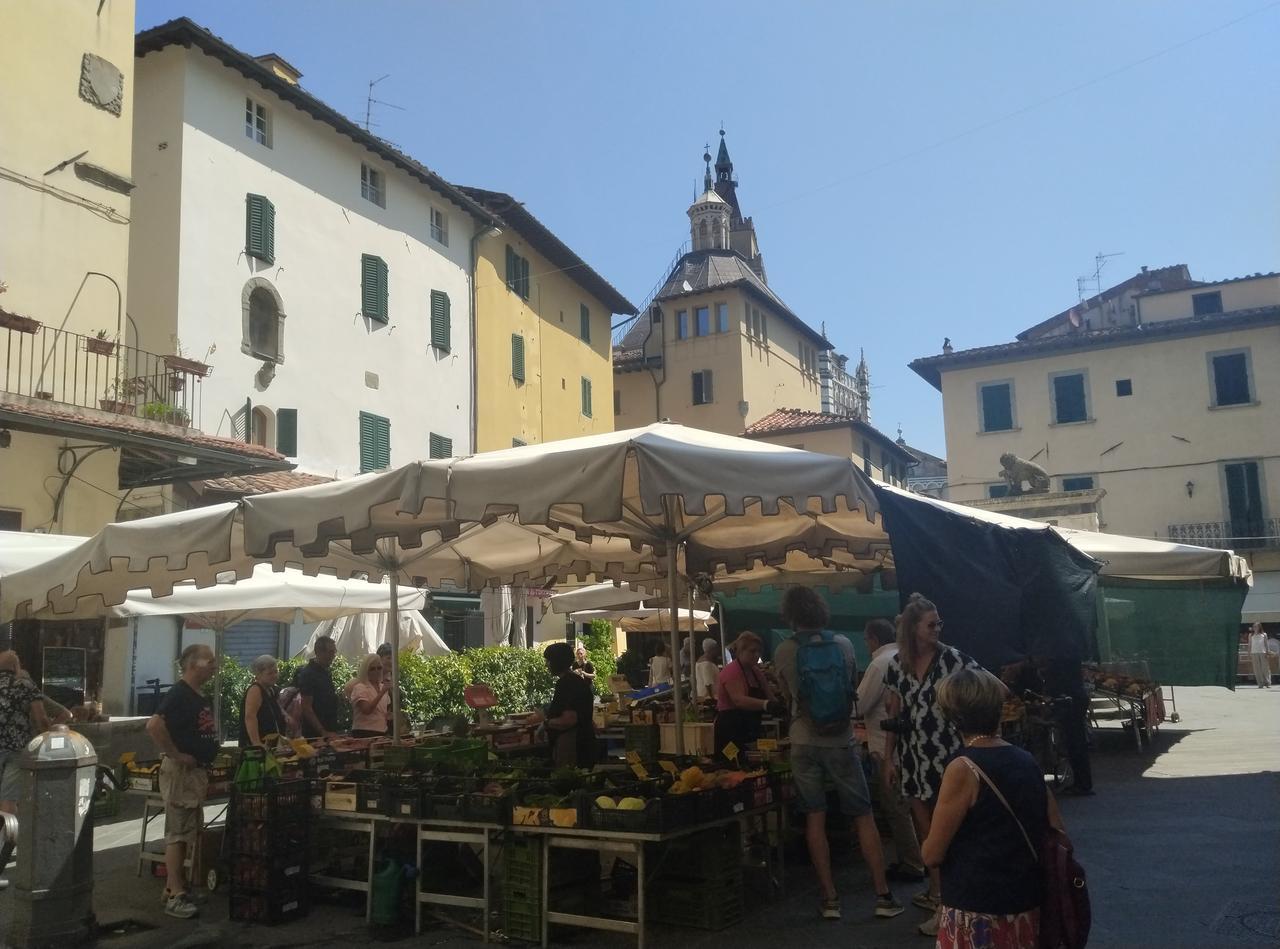 Sempre meno banchi sulla Sala: «Invasi dai troppi ristoranti»