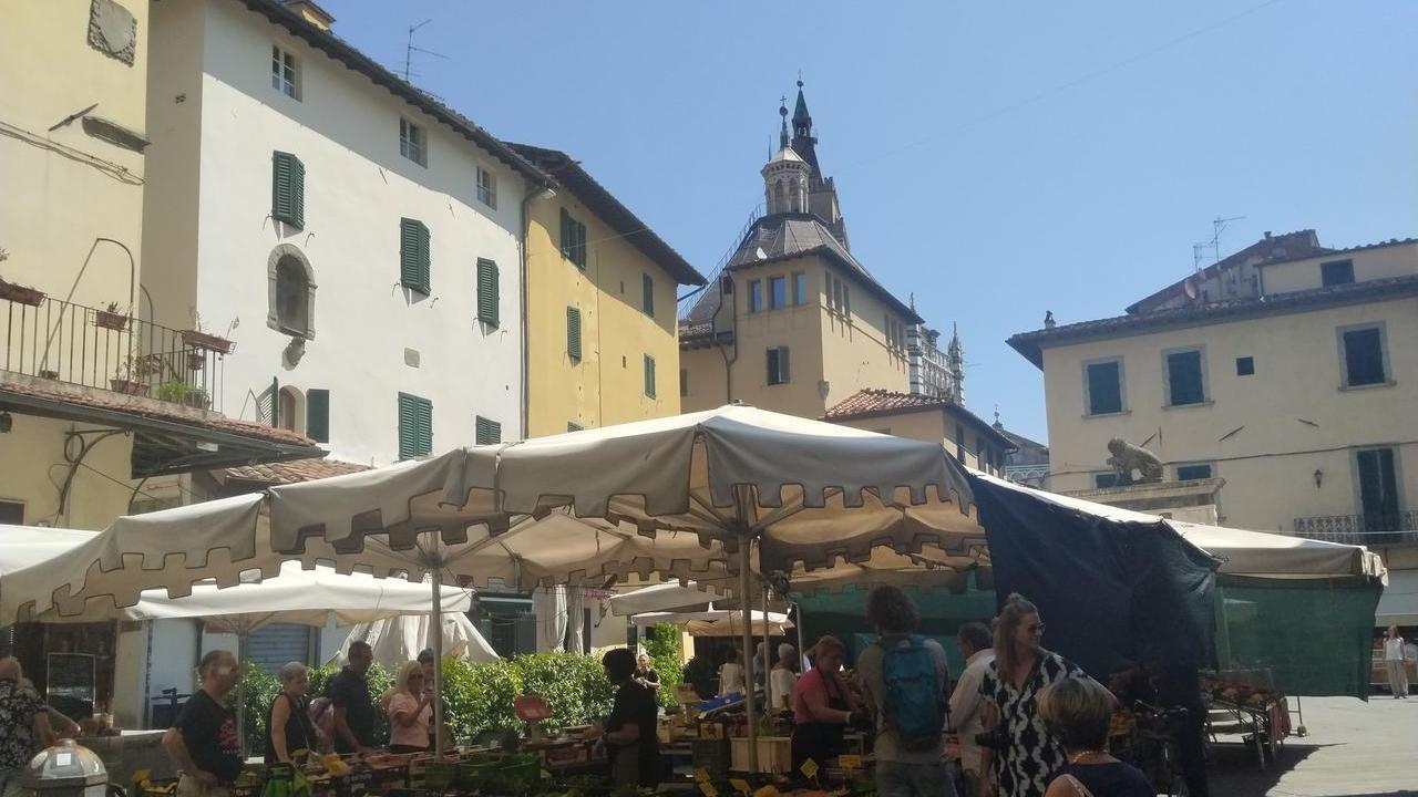 Sempre meno banchi sulla Sala: «Invasi dai troppi ristoranti»