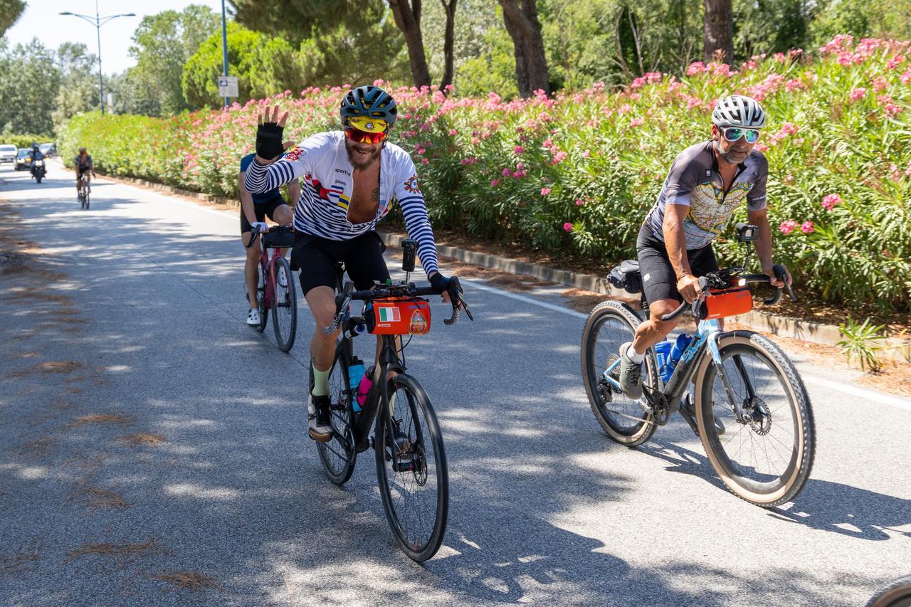 Jovanotti in bici ai Lidi di Comacchio e la traversata sul traghetto