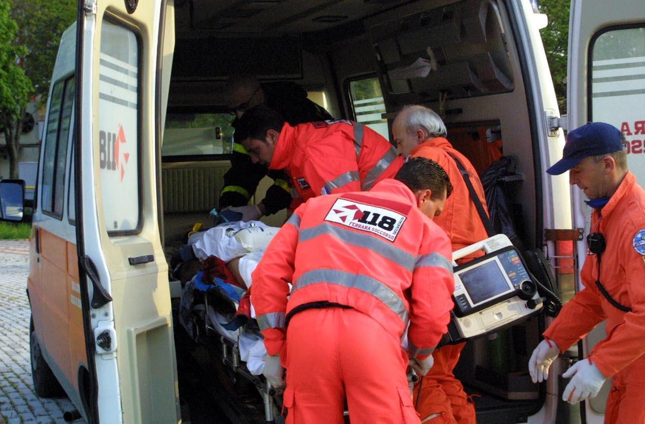 Colpito al collo dal braccio dell’autopompa, grave un 26enne