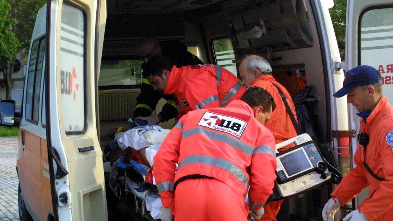 Colpito al collo dal braccio dell’autopompa, grave un 26enne