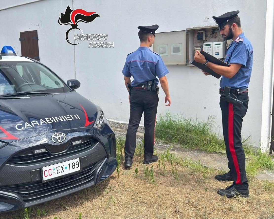 Mesola, si allaccia all’elettricità pubblica per alimentare casa: denunciato