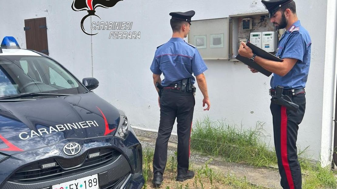 Mesola, si allaccia all’elettricità pubblica per alimentare casa: denunciato