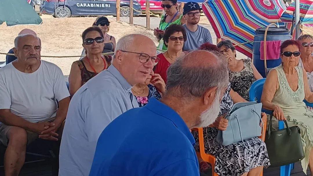 L’arcivescovo Baturi visita la spiaggia inclusiva di San Giovanni