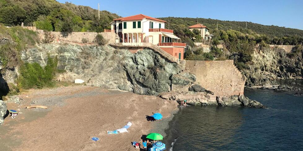 La spiaggia adiacente alla baia di Santa Lucia