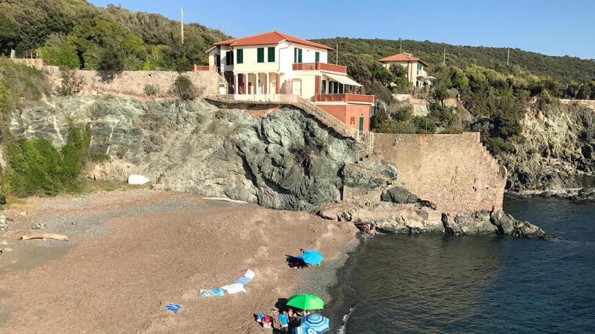 La spiaggia adiacente alla baia di Santa Lucia