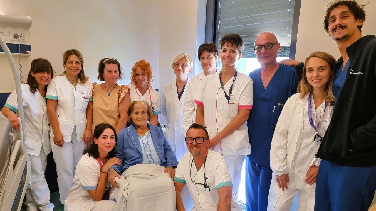 
	La signora Dina con lo staff medico

