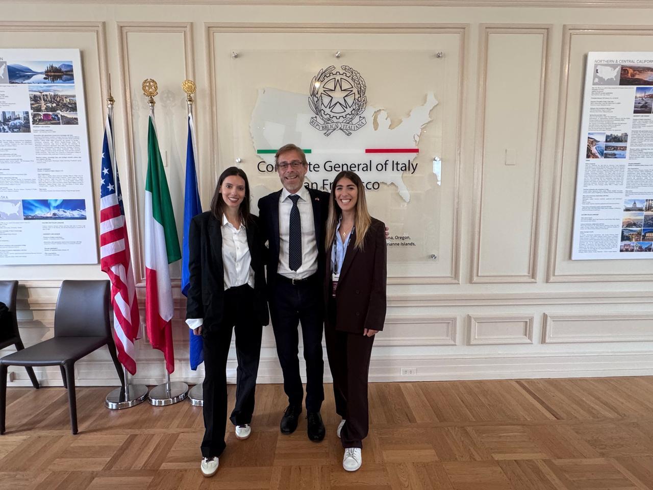 
	Mariateresa Luppu e Annacarla Denti con&nbsp;il console italiano Sergio Strozzi

